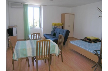 Croaţia Privát Pula, Exteriorul